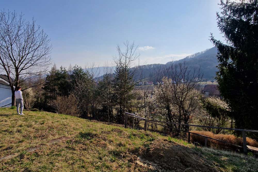 Naša parcela pod naklonom za montažno hišo