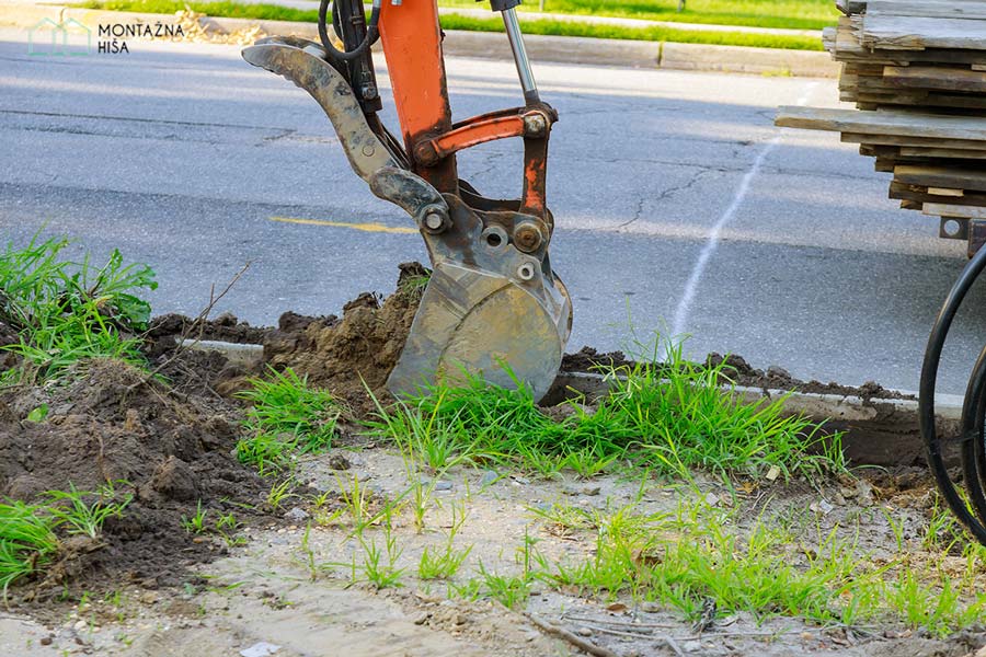 Bagerski izkop pri montažni hiši za kanalizacijo in elektriko